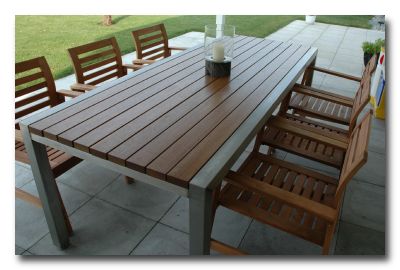 Gartentisch mit Holzbretter